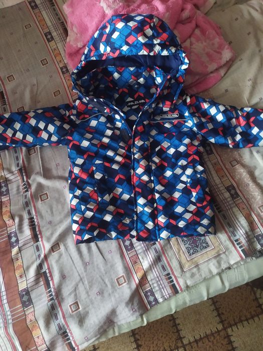Продам детскую куртку