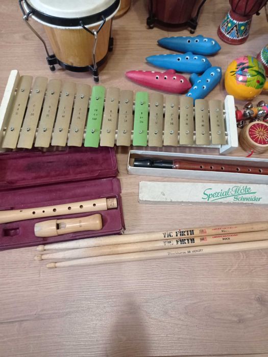 Музикални инструменти - флейти, тамбури и други.