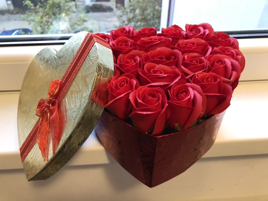 Cutie in forma de inima cu trandafiri de sapun 21 de bucati