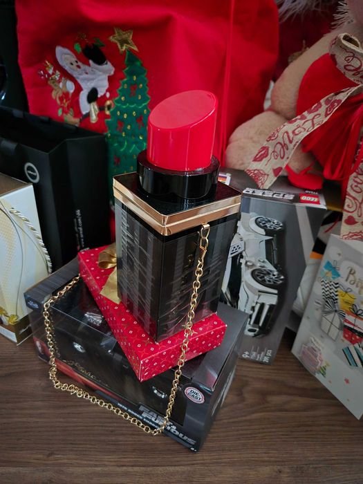 Нова лачена чанта с форма на червило