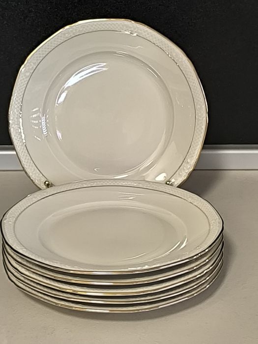 Чинии от фин порцелан със златен кант в отлично състояние