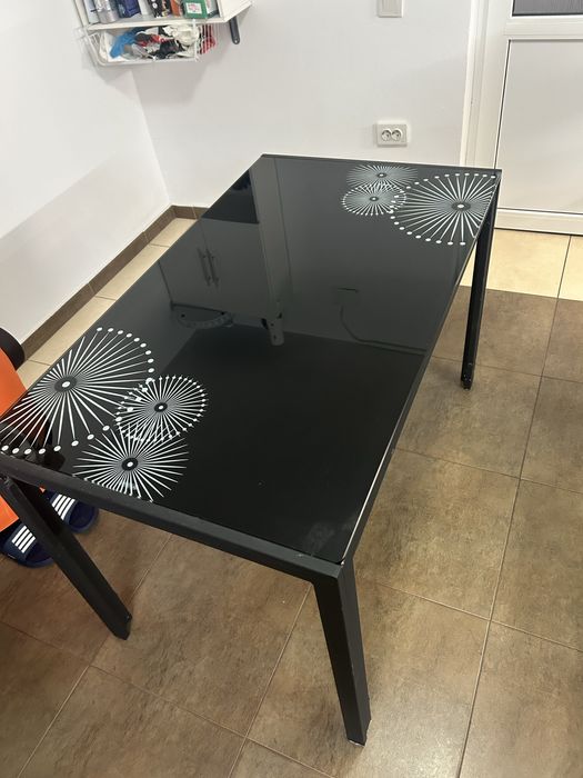 masă de bucătărie cu blat de sticlă