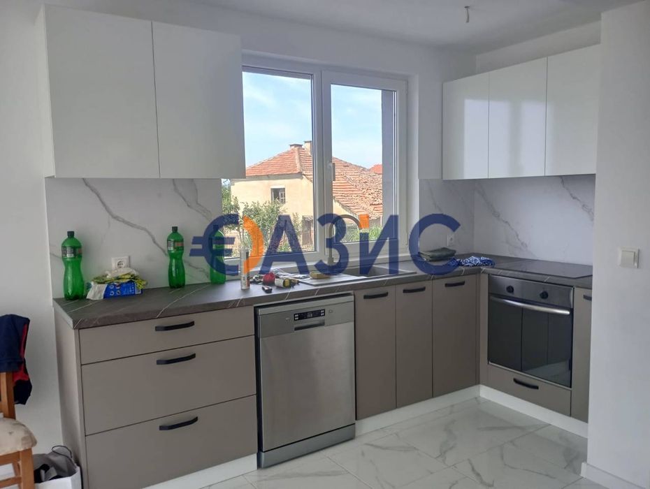 Къща с 4 спални в село. Кошарица, 210 кв.м. + 420 кв.м. двор, България, 270 000 евро #33680498