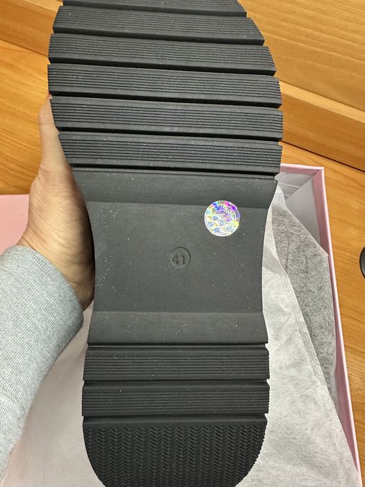 Продаются новые женские  кроссовки с утеплением