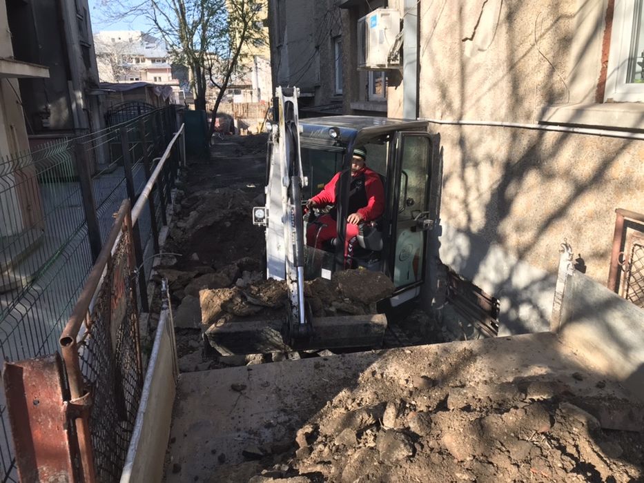 Închiriez miniexcavator E19 NOU cu picon miniescavator excavatoare