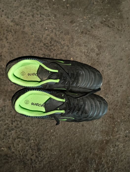 Vând adidași cu crampoane sport