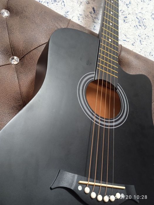 Akustik _gitara. Razmer_41
Rangi qora. Mantiviy.
Sozi yaxshi
2ta zapas