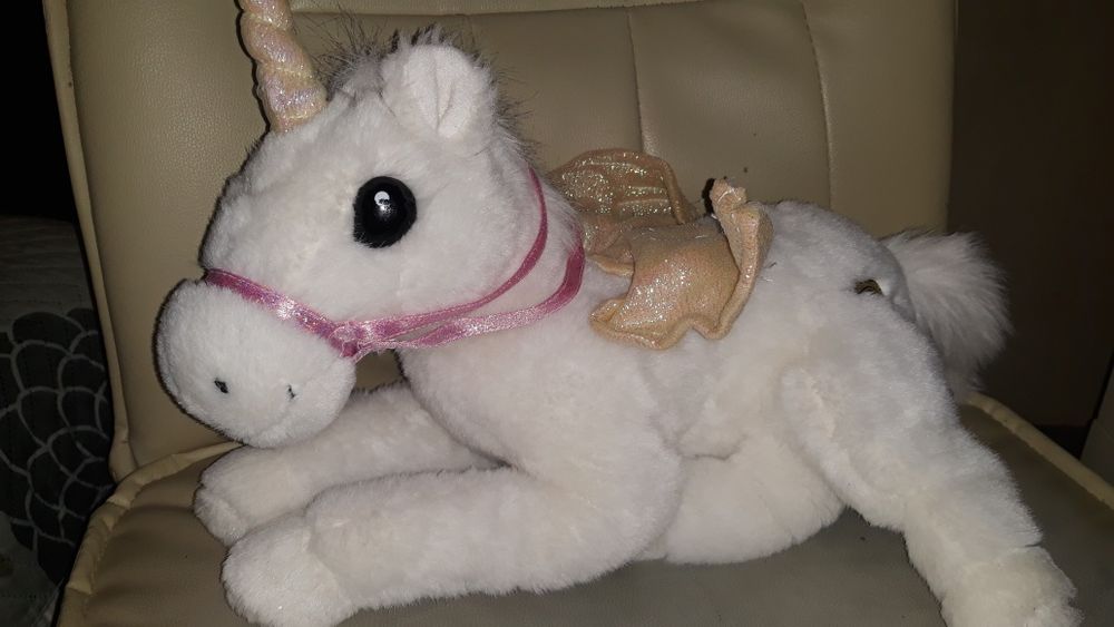 Кукли барби и няколко плюшени играчки