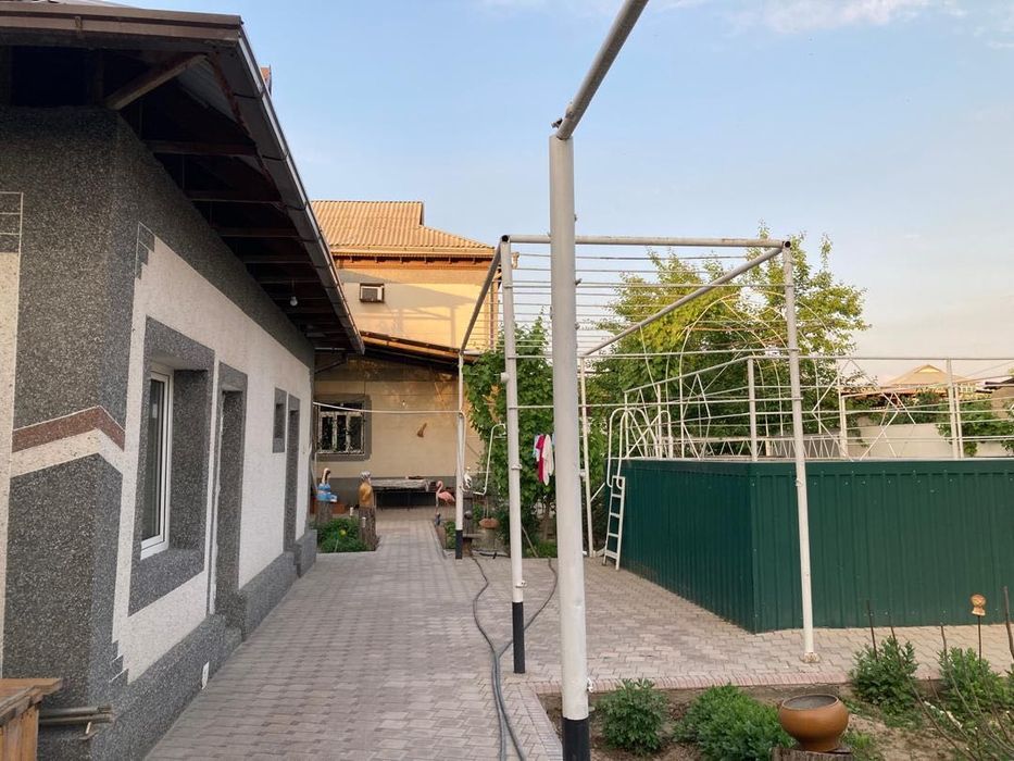 Дом на земле,двухэтажный большой. uy sotiladi.Уй сотилади