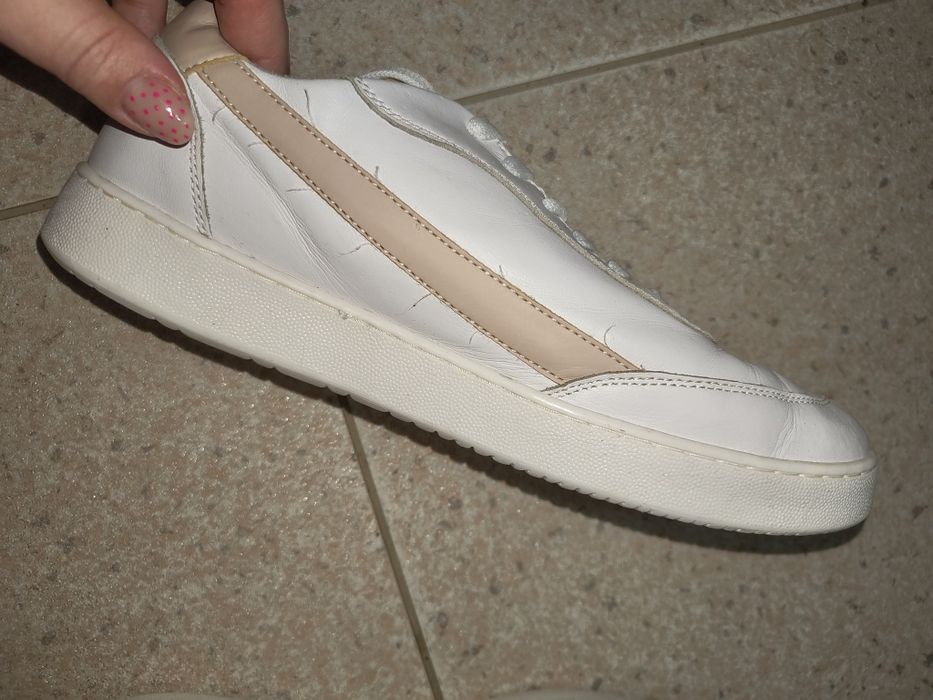 Бели кецове с ниска платформа