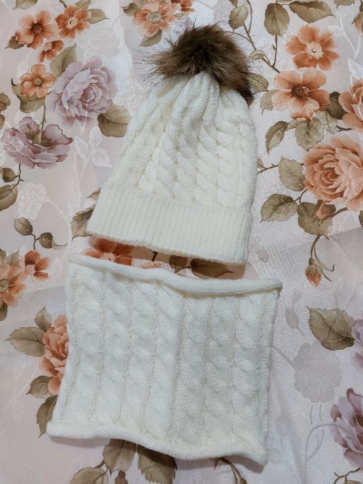 Вязаный комплект из шапочки и шарфа для новорожденного