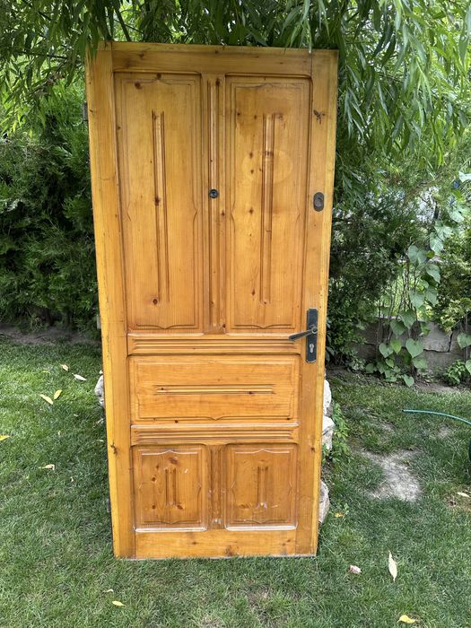 Масивна дървена врата