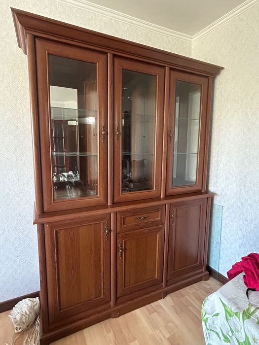 Продам красивый сервант