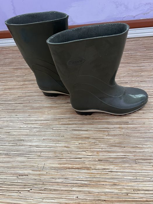 Продам резиновый сапоги