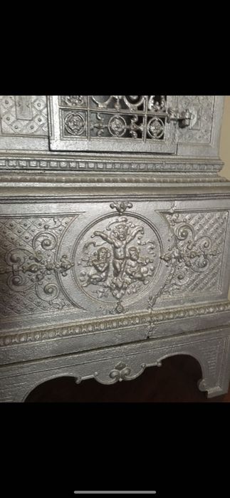 Sobă din fontă , veche de peste 100 ani , în stare foarte bună .