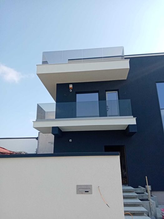 Balustradele din sticlă cu profil de aluminiu