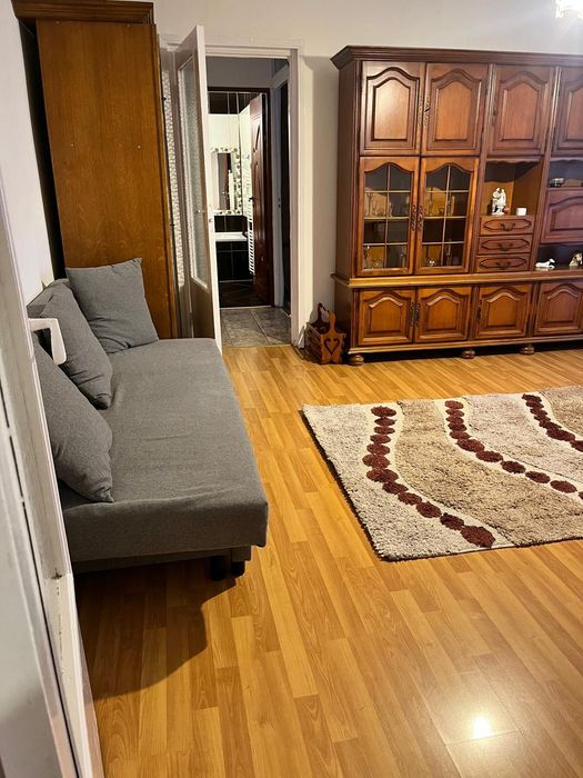 Inchiriez apartament cu trei camere