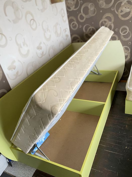 Мебели и матраци.