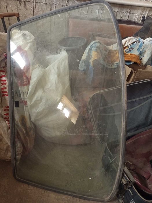 Лобовое стекло.Форд курьер