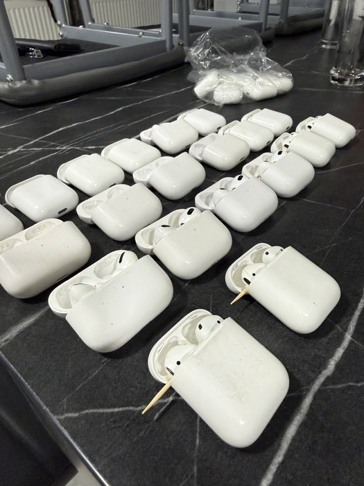 Vand diferite modele de AIRPODS