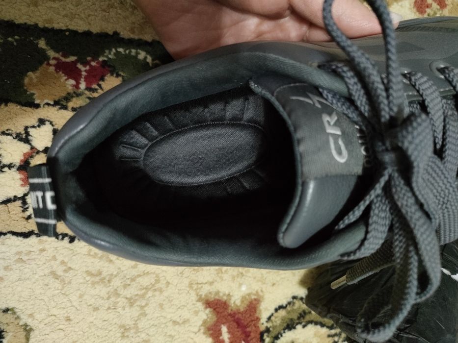 Продам кроссовки кожа