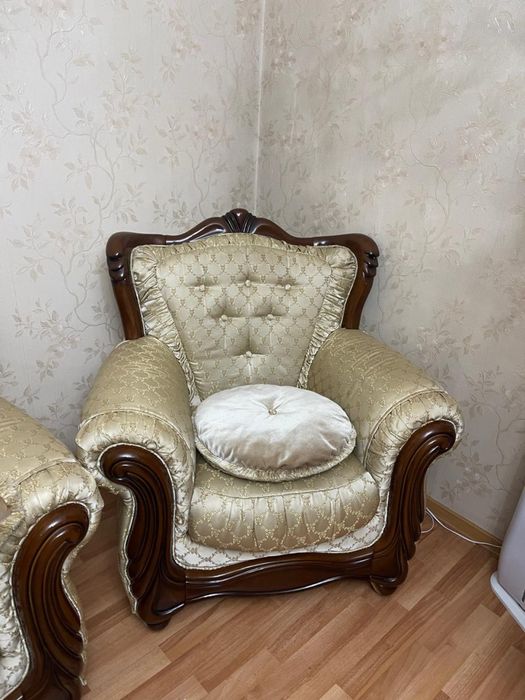 Продам диван и два кресла