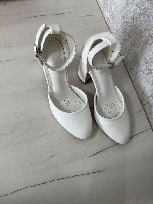 Туфли белые на каблуке