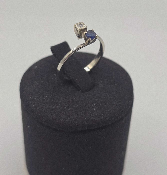 Inel Aur alb 18K Diamant si Safir