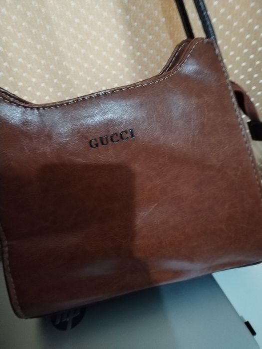 Кожени сандали Primarс с кроко ефект, чанта Gucci