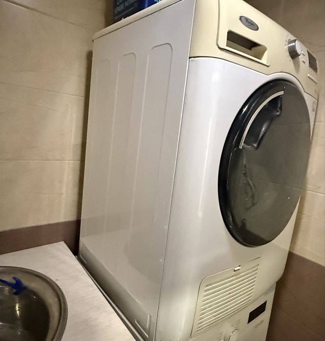 Продавам работеща сушилня Whirlpool AZB 8780 8 кг
