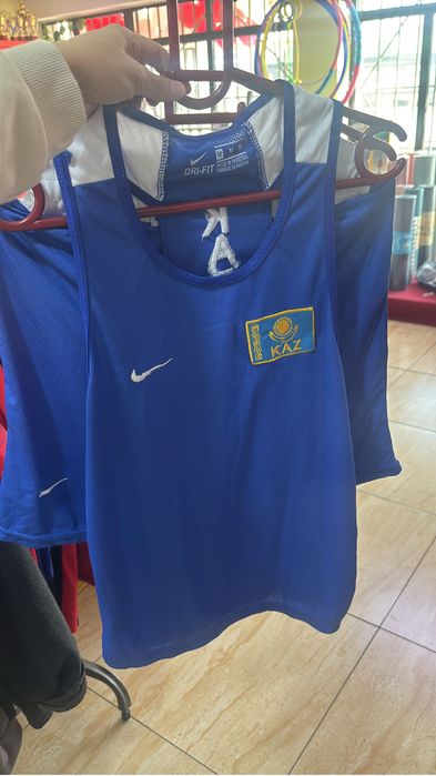 Бокс инвентари шлемы, капы, перчатки, форма