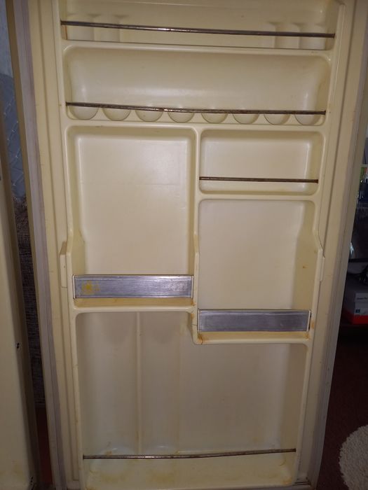 Продам Холодильник Иней