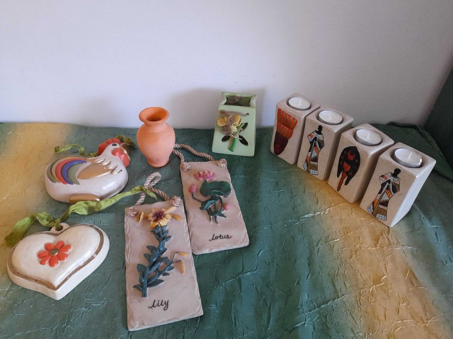 Decorațiuni -  deosebite sfesnice, vaze mici si aplice din ceramica.