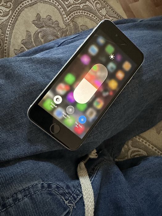 Продам Iphone Se 2020