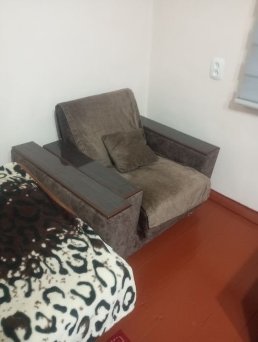 Продается диван в комплекте с двумя креслами