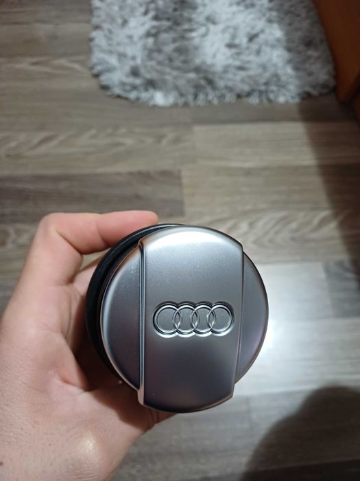 Vând scrumieră Audi este Nouă preț Fix