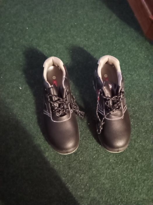 Vând pantofi de lucru cu protecție