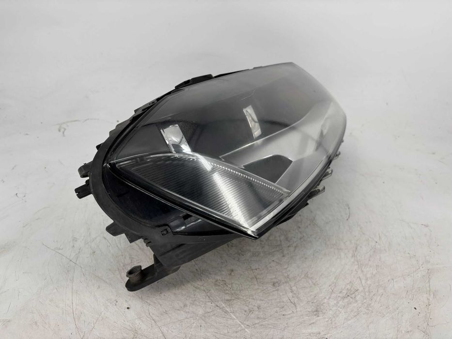 Far dreapta/stanga Volkswagen Passat B7 an 2012