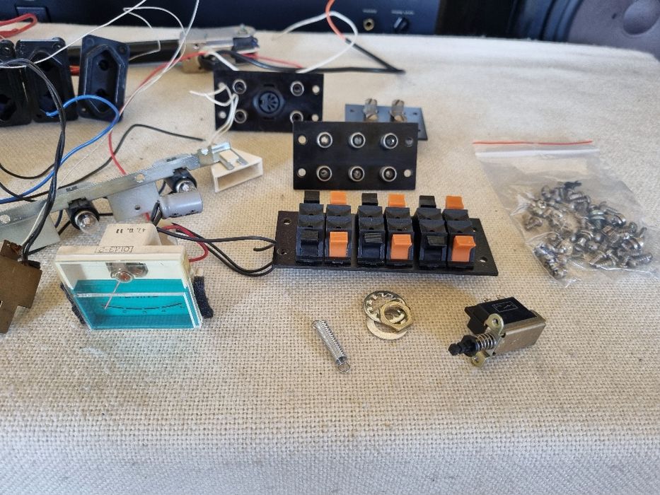 Pachet dif piese, componente Kenwood KR 5200, etc . Perfect functionale.