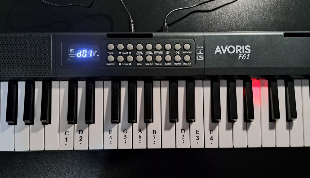 Синтезатор Avoris F61