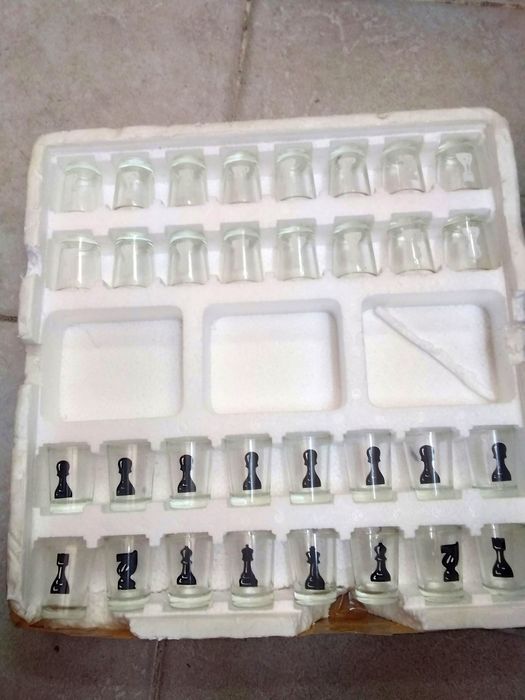 Шах от стъклени чашки