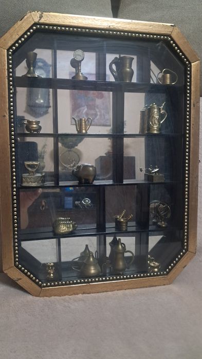 Vitrina cu 17 miniaturi din bronz