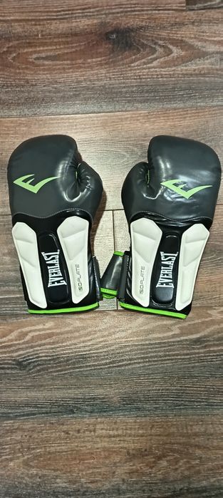 Продавам чисто нови боксови ръкавици Everlast Prime 12 OZ