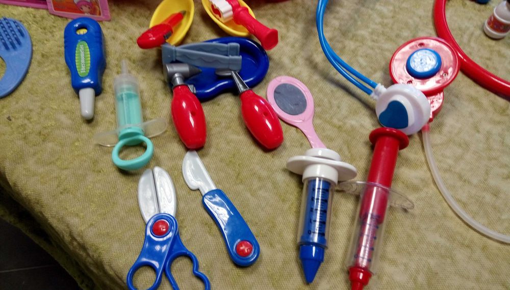 Играчки в кутия за ”чичо доктор” - медицински принадлежности