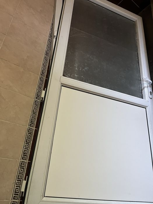 Пластиковый дверь в отличном сост.