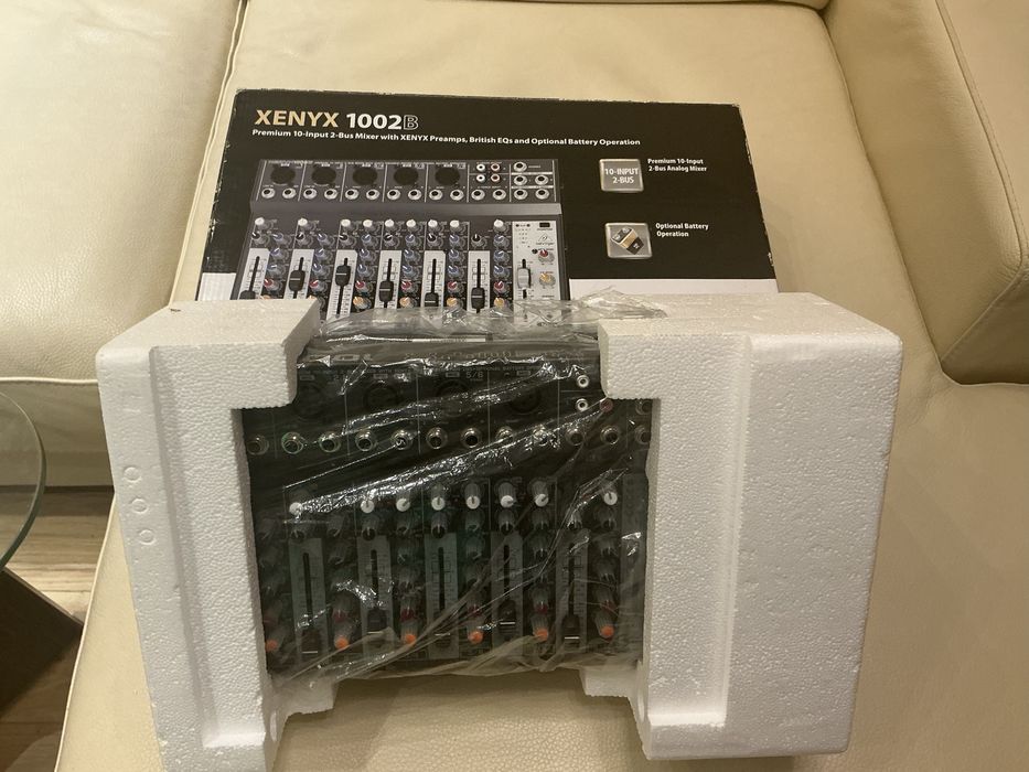 Behringer Xenyx 1002B миксер с оригинална опаковка и захранване с батерия