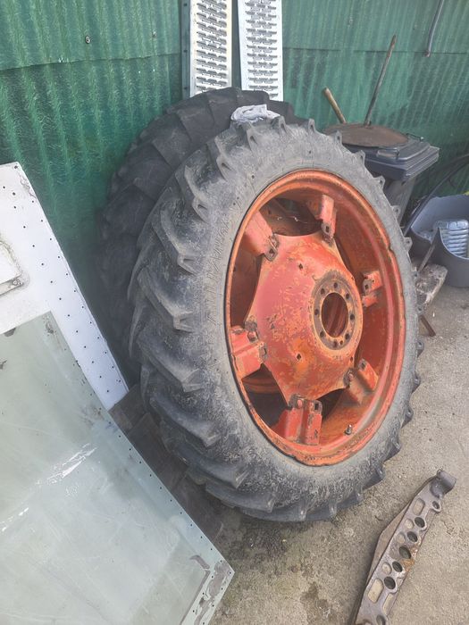 Roți înguste cu anvelope 9.5 / 36 pentru tractor românesc  UTB 445 sau 550.