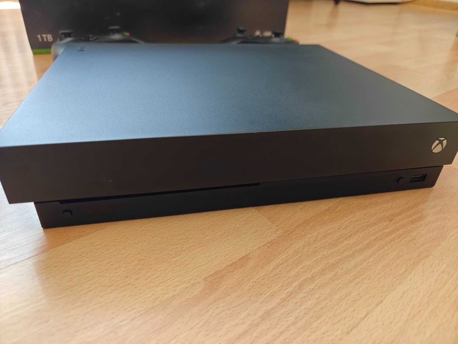Xbox One X (Upgrade 1TB SSD) + 2 Controllere + Cutie originală – Stare ca nouă!