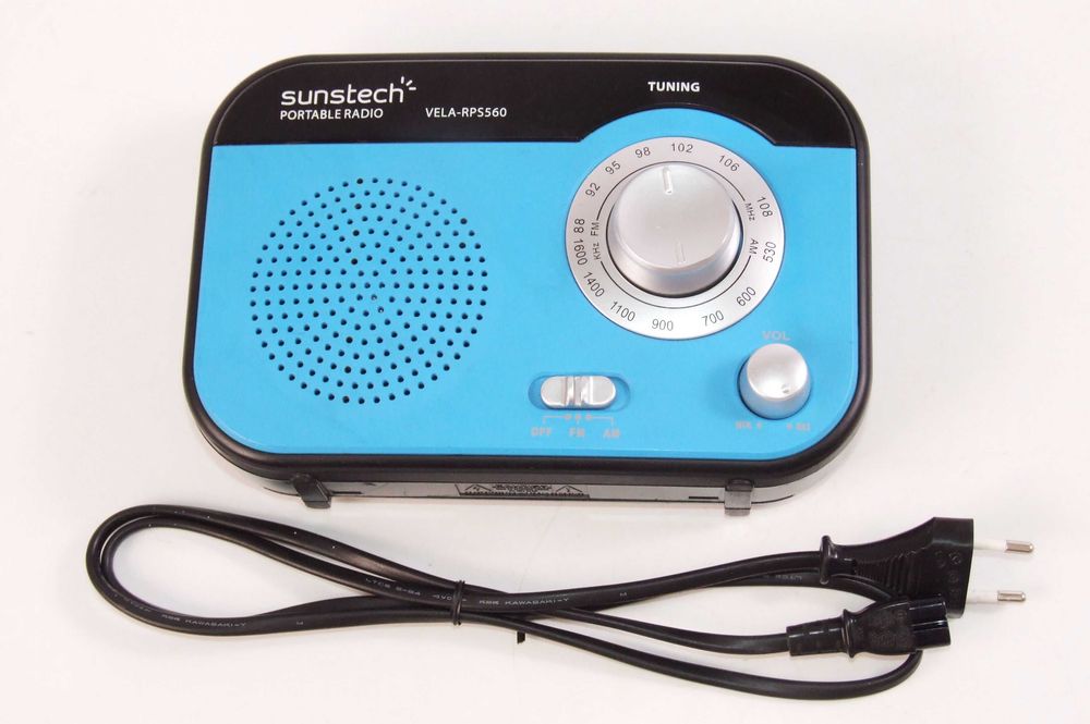 Radio SUNSTECH, 2 lungimi de unda, priza + baterii, IMPECABIL