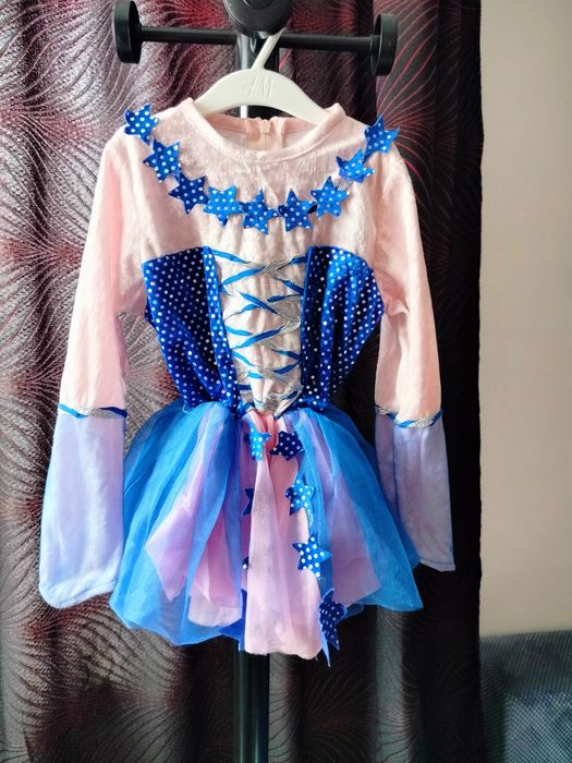 Vând costume de petrecere